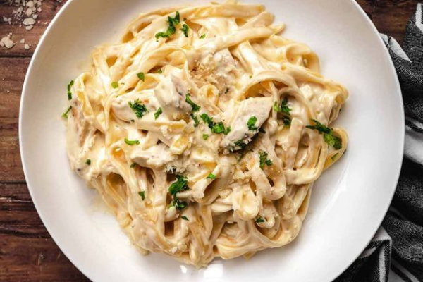 Tavuklu Kremalı Makarna / Chicken Alfredo 